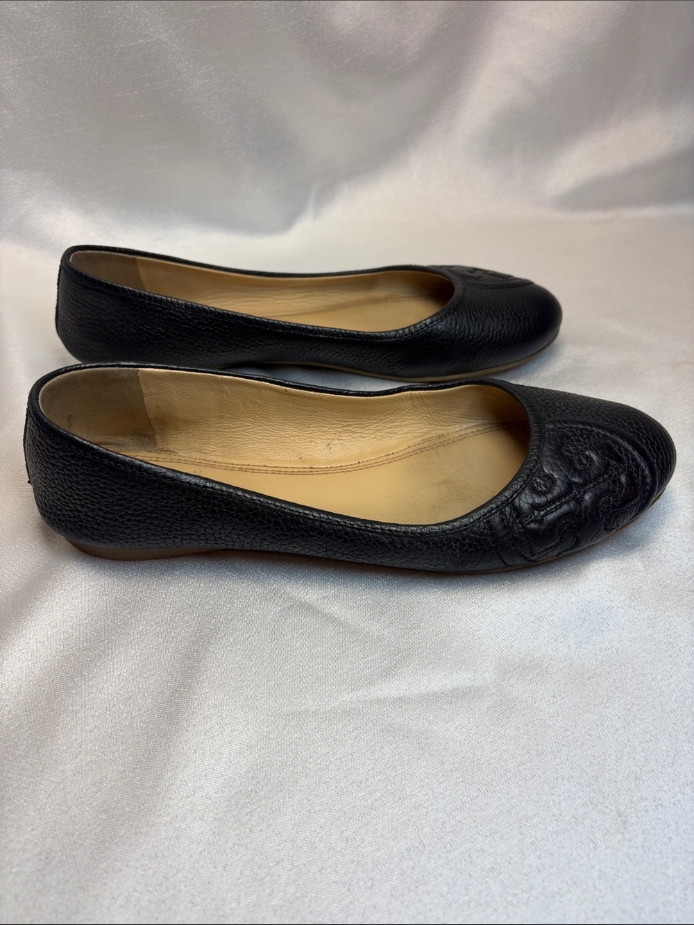 Tory Burch Black Pebbled Leather Logo Ballet Flats - Picture 6 of 10
